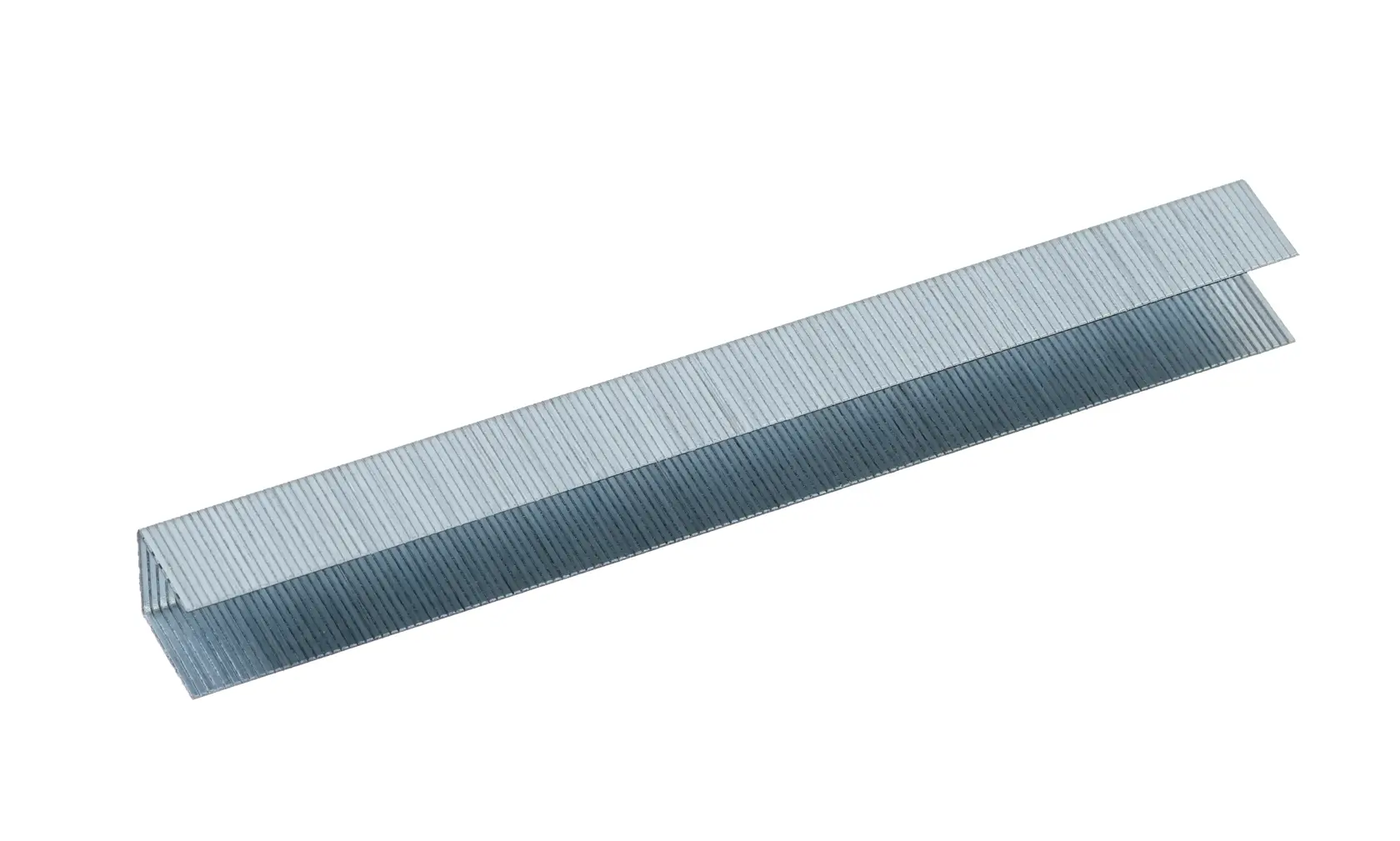 Un paquet d'agrafes métalliques pour agrafeuse, présenté sur un fond blanc.
