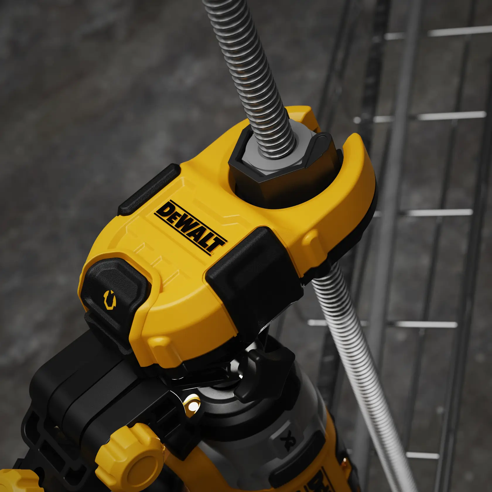 Primer plano de herramienta DEWALT DT20562 sujetando barra roscada. Amarillo-negro, fondo industrial.