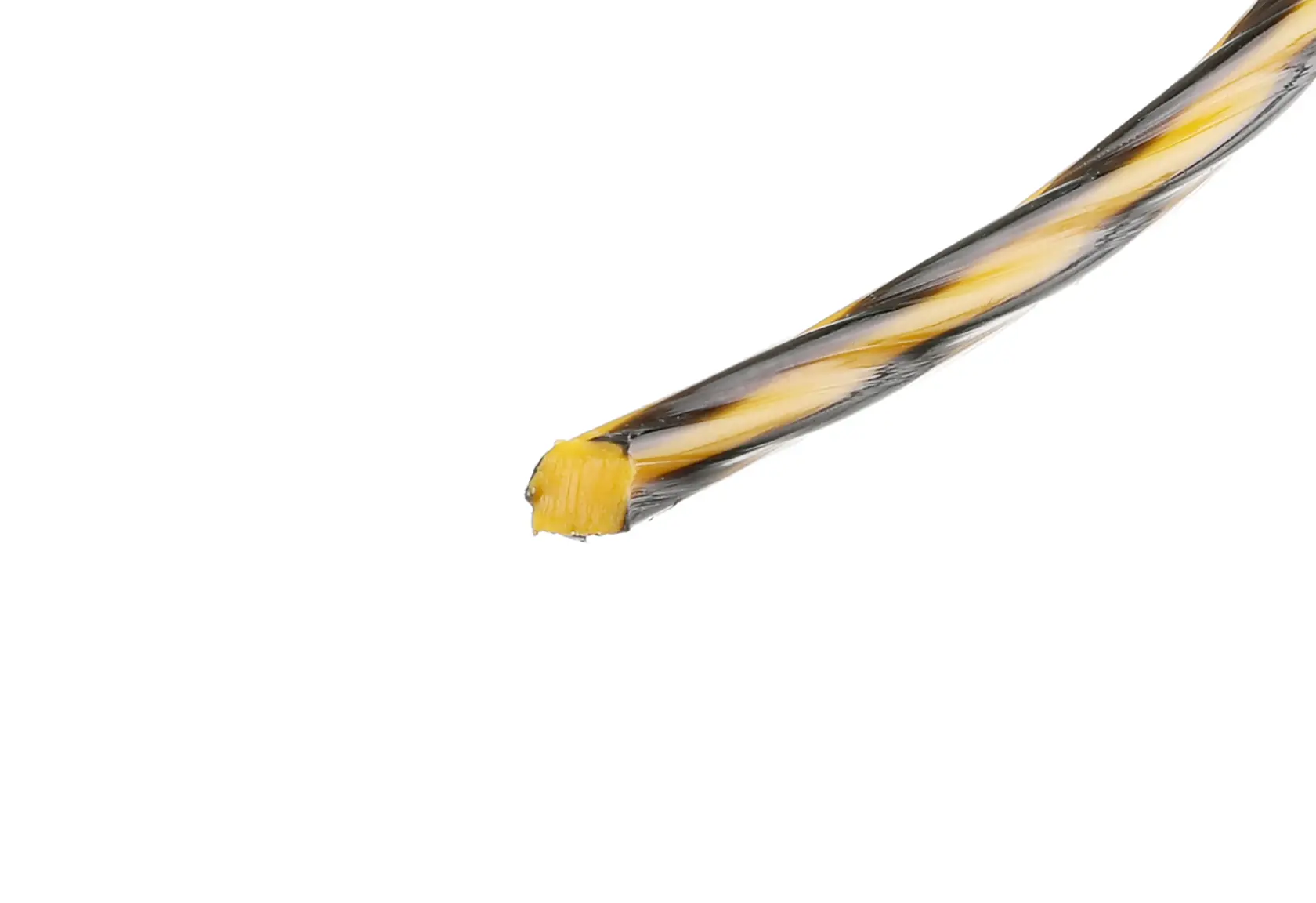 Gros plan sur une ligne de coupe spiralée jaune et noire à extrémité coupée pour outils de jardin.
