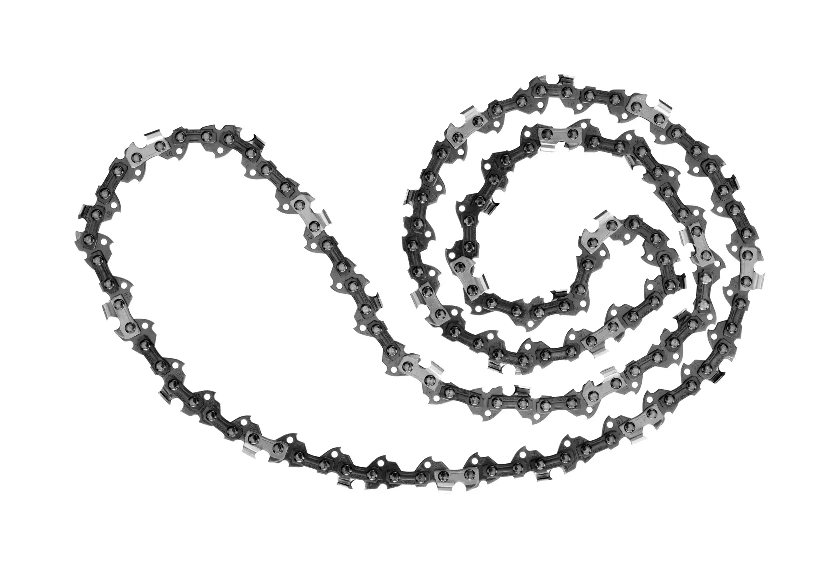 Chaîne de tronçonneuse enroulée avec maillons métalliques sur fond blanc.
