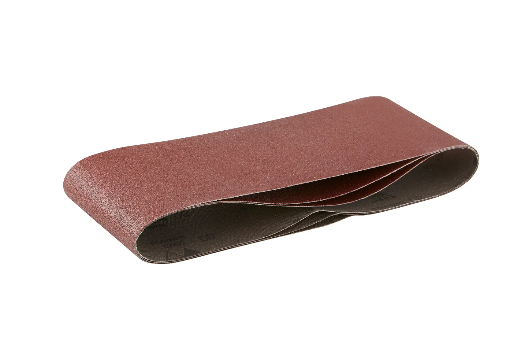 Une bande abrasive marron pour outils électriques, pliée sur fond blanc.