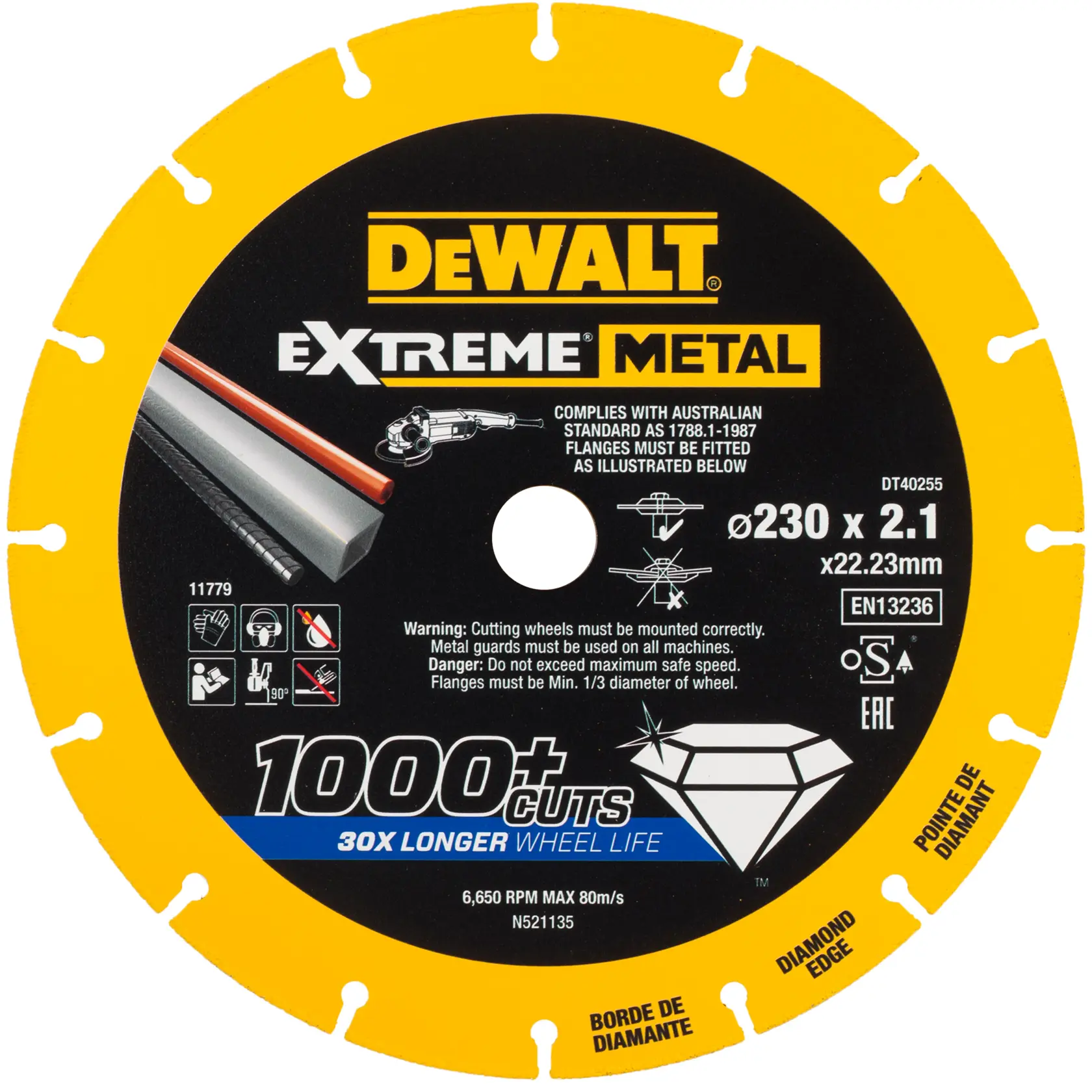 Image d'une meule de découpe DEWALT Extreme Metal (DT40255), diamètre 230 mm avec bord diamanté. Le disque est jaune avec un centre noir et des textes blanc, jaune et bleu. Conçu pour couper du métal, indiquant « 1000+ coupes » et « 30x durée de vie de la roue ». Des avertissements de sécurité et des instructions d'utilisation sont imprimés, ainsi que la conformité aux normes australiennes.