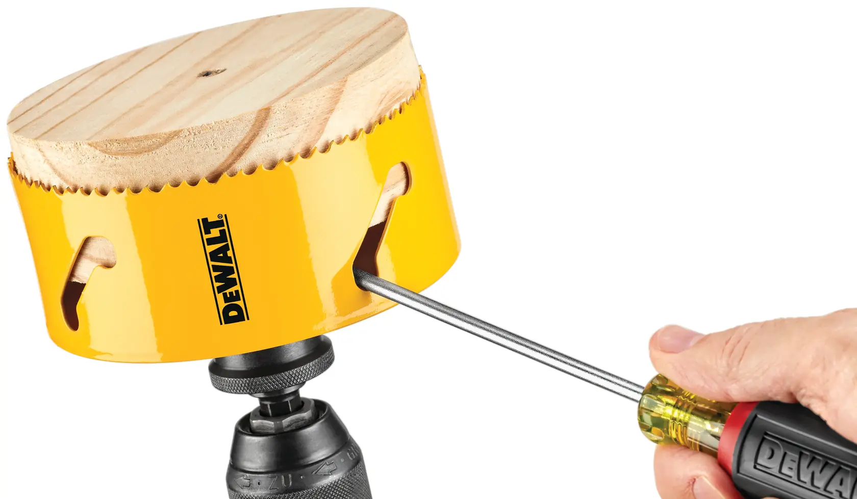 Sierra de corona DEWALT y madera. Mano con destornillador. DT90343, DT90343-QZ. Fotografía.