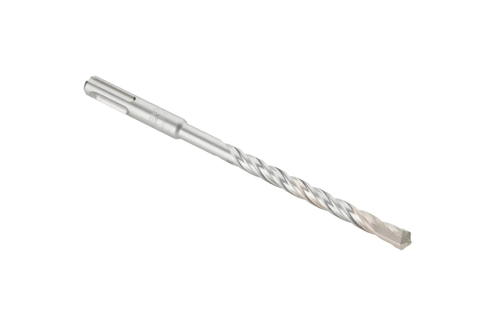 Un foret à maçonnerie SDS-plus en métal avec une spirale et une pointe de coupe, isolé sur fond blanc.