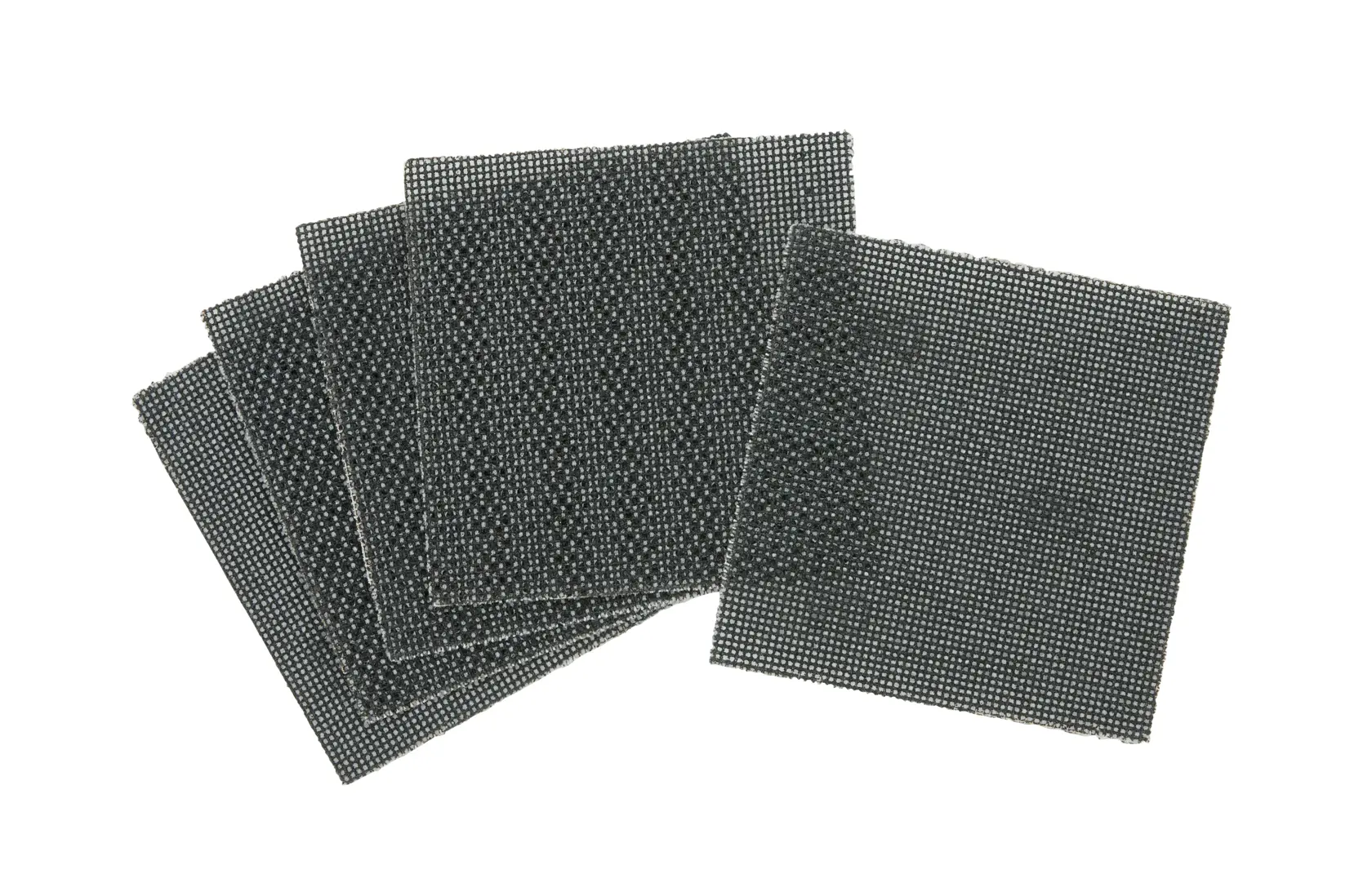 Cinq feuilles abrasives carrées noires en maille, disposées en éventail sur fond blanc.