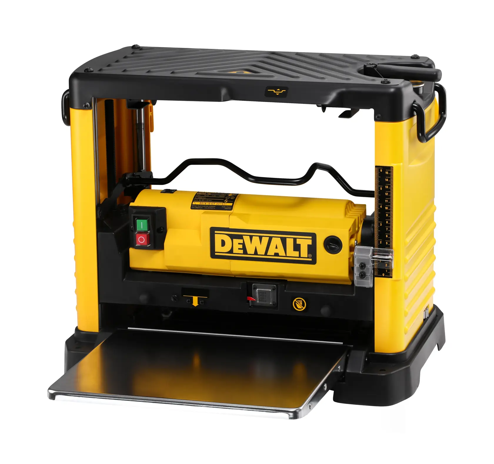 Un rabot de table DEWALT DW733 jaune et noir, utilisé pour le travail du bois. Le rabot possède une table d'alimentation métallique plate à l'avant et des commandes visibles sur le côté gauche.