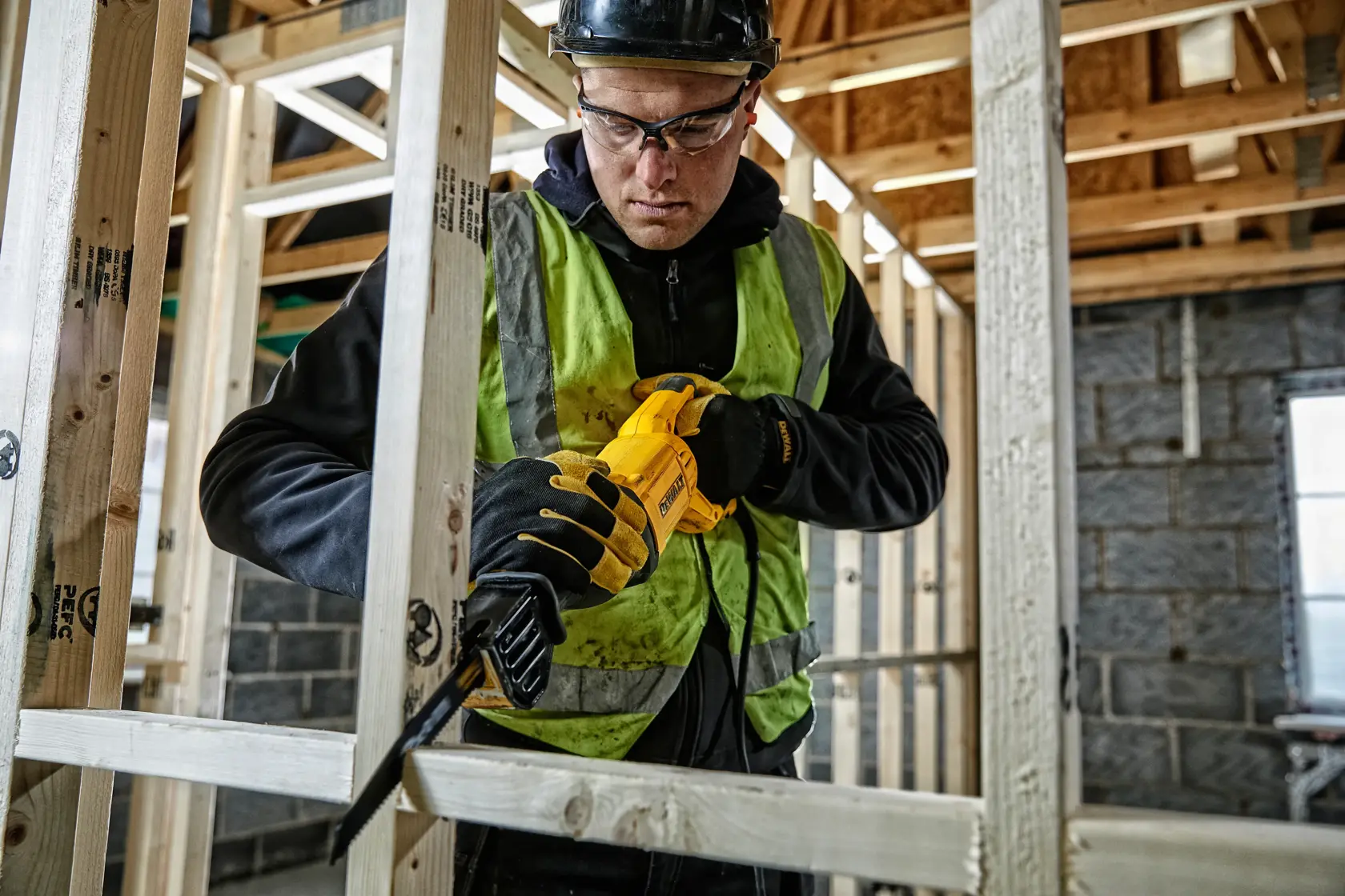 Une scie sabre DEWALT avec un design jaune et noir, équipée d'un moteur de 1100 W pour des applications intensives, présentée sur un fond blanc avec un texte promotionnel en bas.