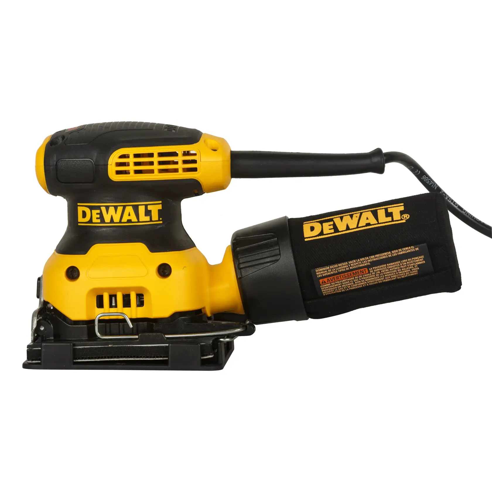 Une ponceuse électrique DEWALT jaune et noire avec un sac de collecte de poussière et un cordon d'alimentation attaché, présentée sur un fond blanc.