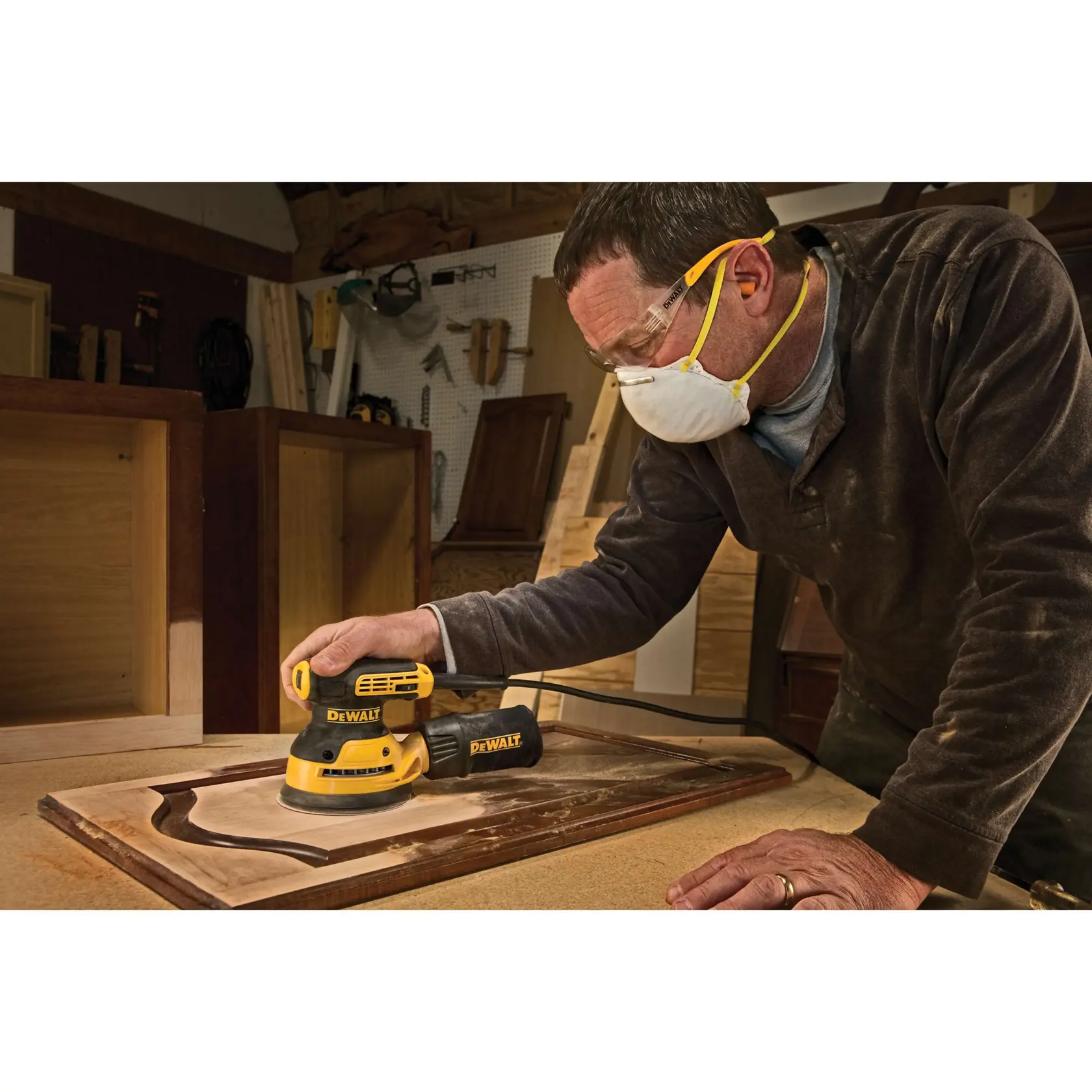 Une ponceuse électrique DEWALT avec un sac de collecte de poussière, présentée en noir et jaune, avec le texte « VIBRATION RÉDUITE AVEC CONTREPOIDS SÉPARÉ » affiché en dessous.