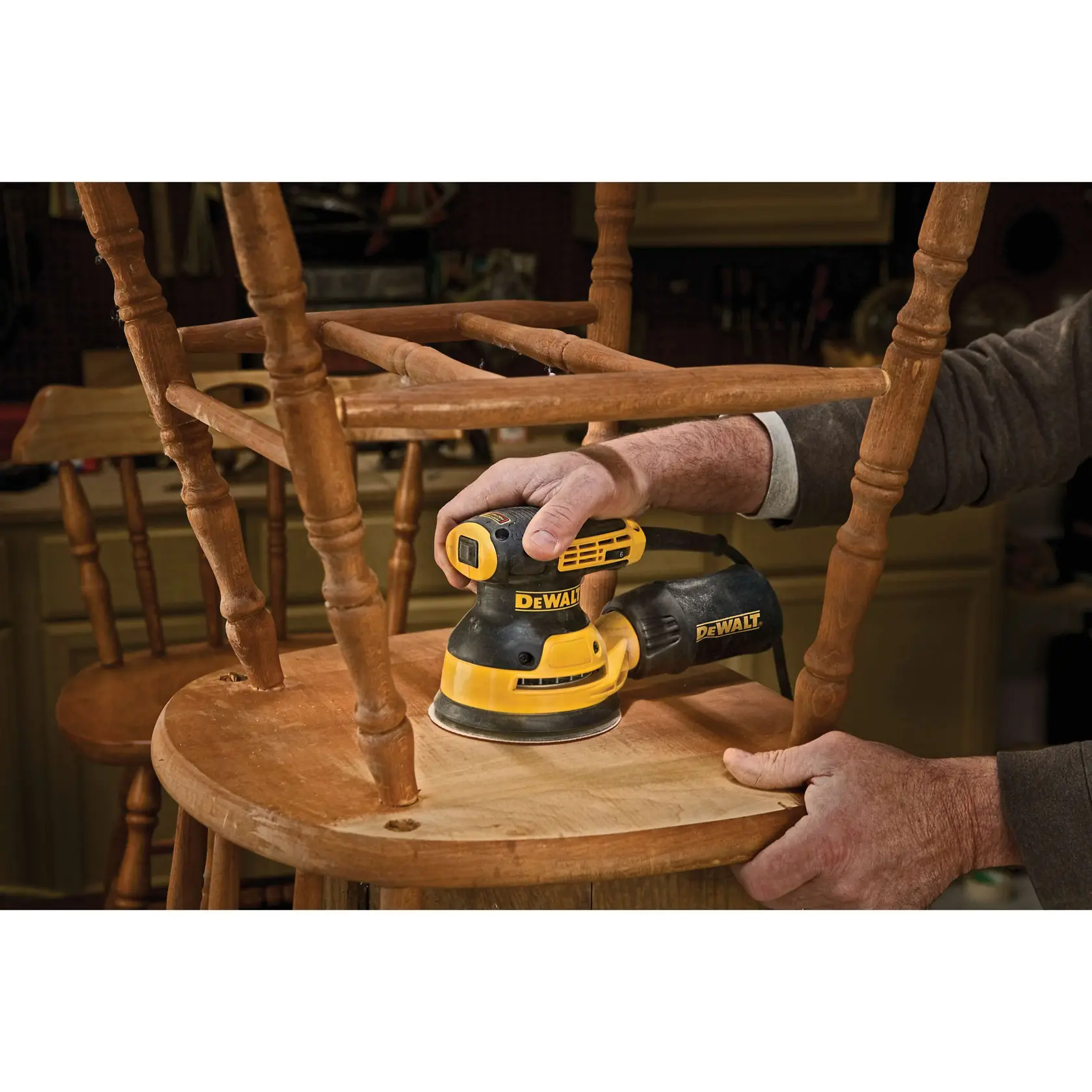 Une ponceuse orbitale aléatoire DEWALT DWE6423 est présentée avec des caractéristiques du produit indiquées. La ponceuse est jaune et noire, avec un interrupteur étanche à la poussière, un design à contrepoids séparé et un port de poussière relié à un sac à poussière.