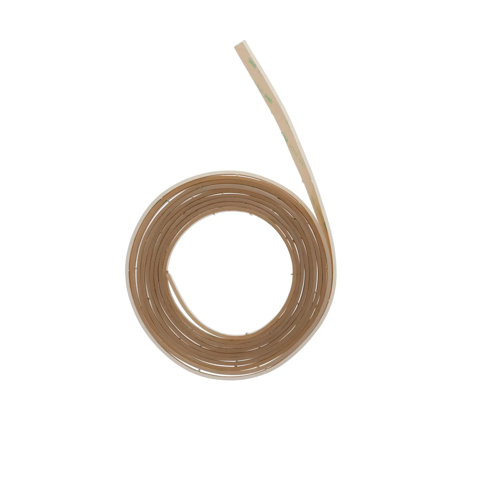 Bande de chant ou garniture flexible beige enroulée, vue de dessus sur fond blanc.