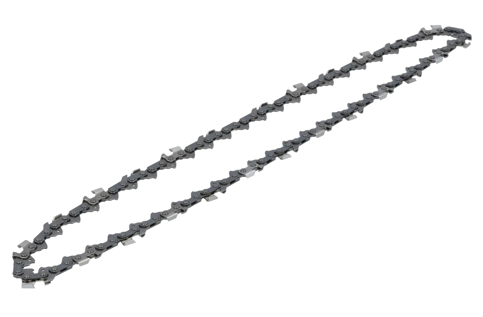Metall-Kettensägekette mit scharfen Zähnen auf weißem Hintergrund.